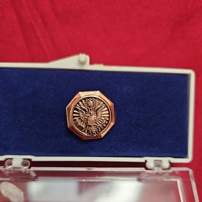 US 15 Year United States Federal Government Service Bronze Lapel Pin with Case