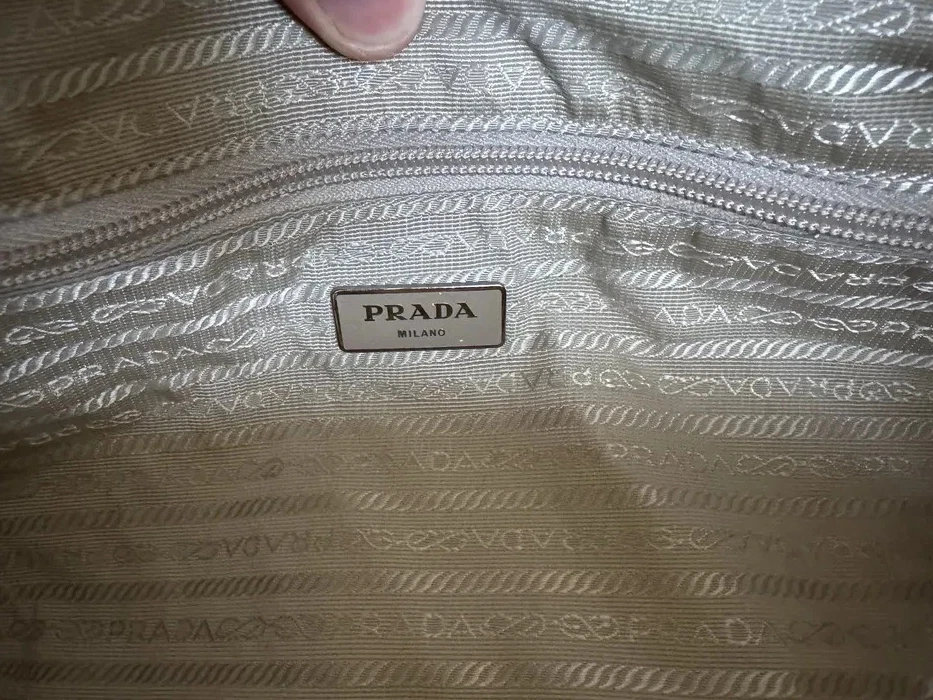 Auténtico bolso de lona de viaje Prada Milano blanco con logotipo Foto 3 de 4