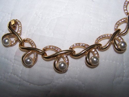Vintage Pearl and Clear Rhinestone Goldtone Metal Bracelet - Really Nice! - M21 - Picture 7 of 12
