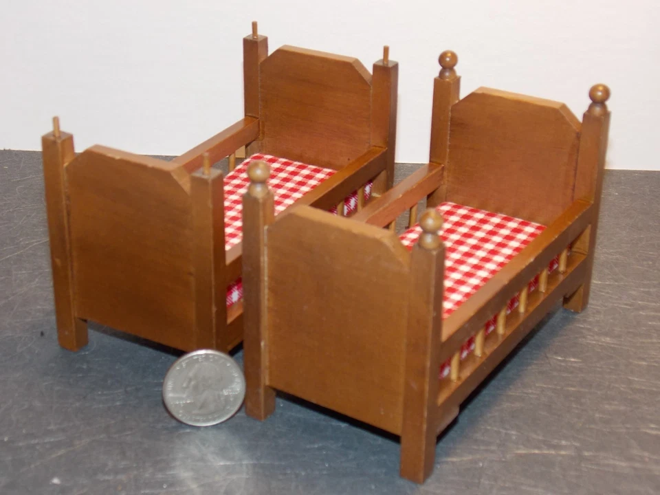 Literas miniatura para casa de muñecas nogal escala 1:12 una pulgada A1 Dollys Gallery Foto 3 de 4