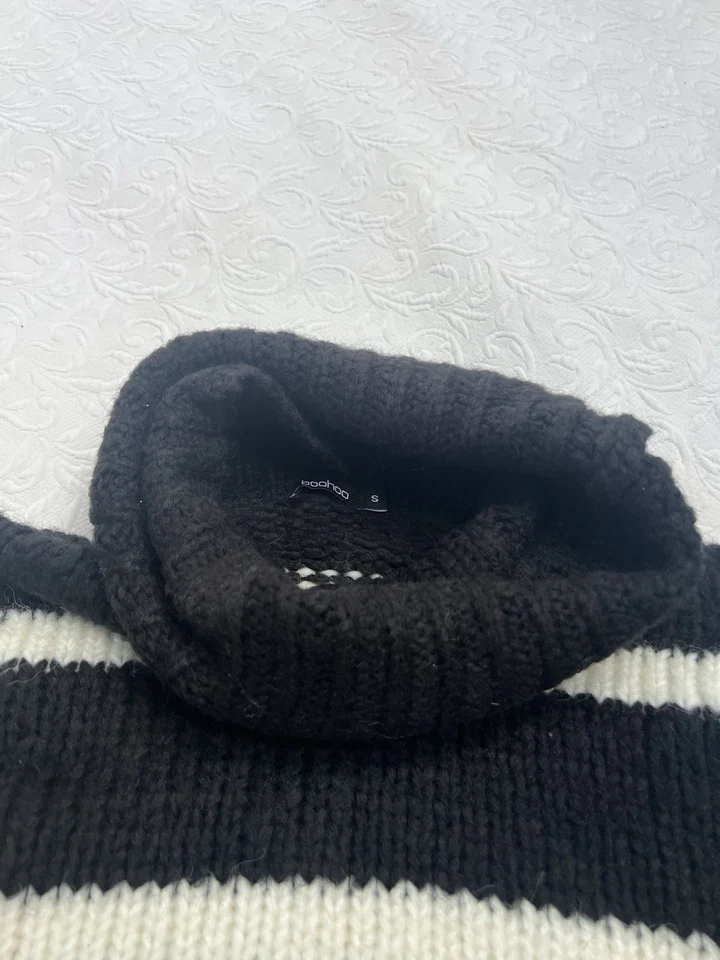 Suéter recortado boohoo para mujer blanco y negro a rayas cuello alto talla S Foto 2 de 4