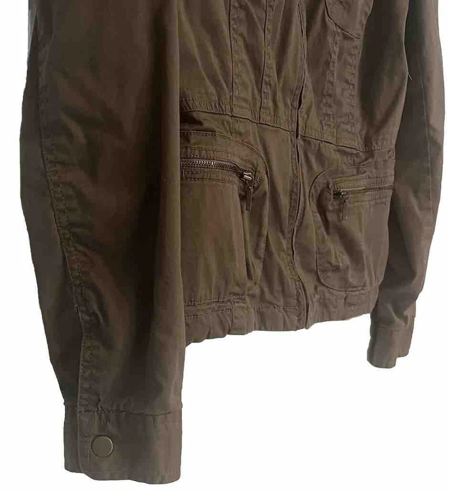 Chaqueta Twenty One para mujer marrón con cremallera estilo militar talla pequeña Foto 4 de 4