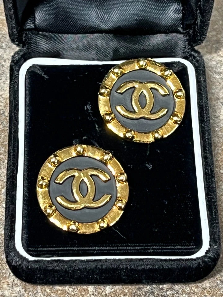 Pendientes CHANEL Cuero Negro Chapado en Oro Cadena Logo CC Redondo Clip-On 2 8 Foto 2 de 4
