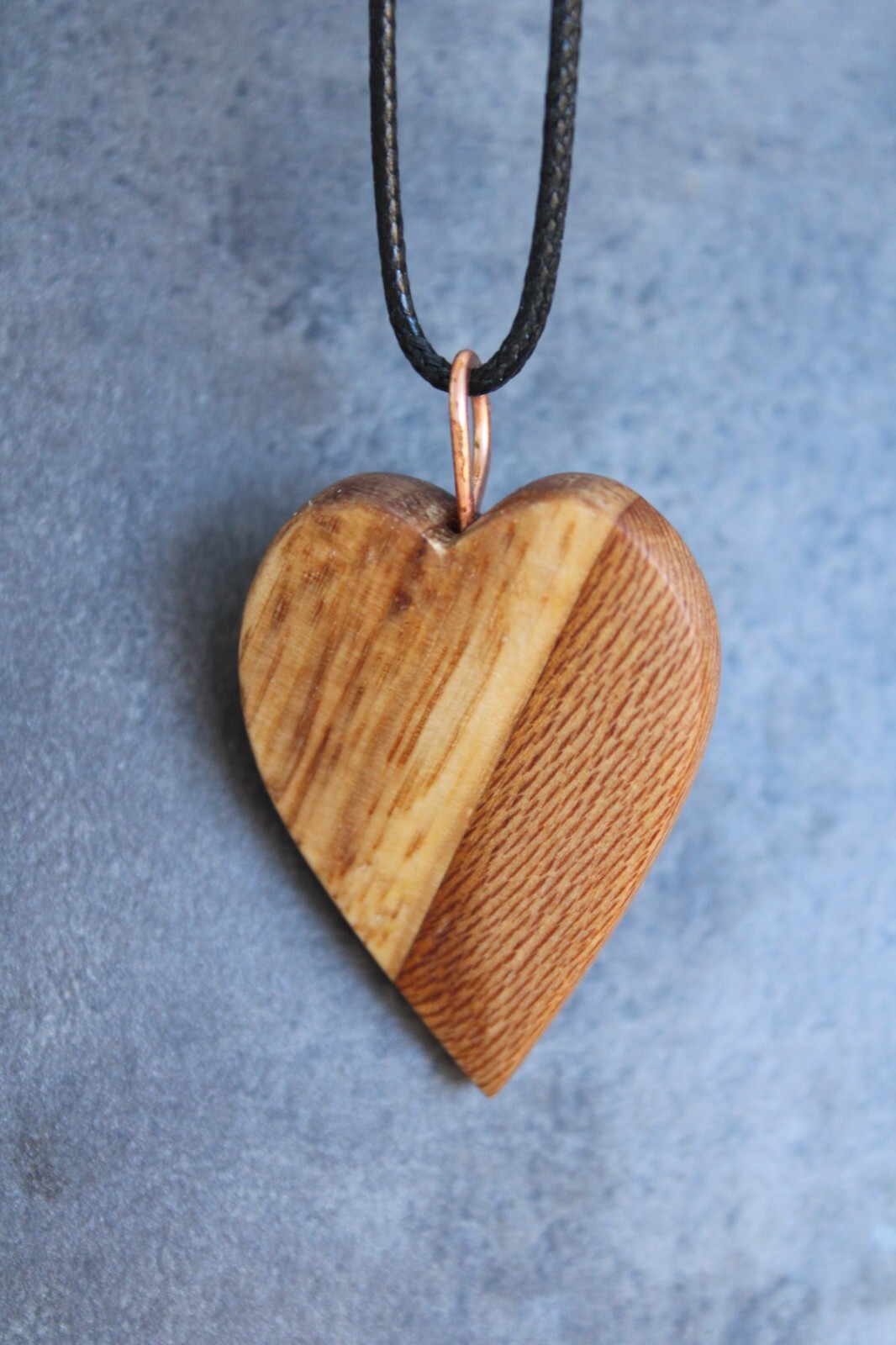 Pendentif JAYA en bois massif : l'excellence d'une fabrication artisanale d'exception