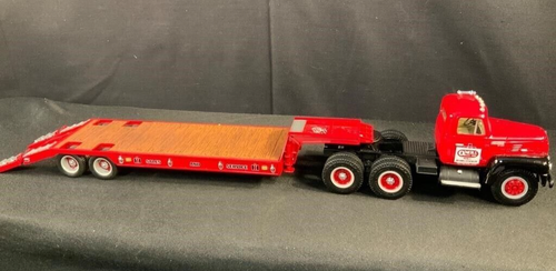 First Gear International 1959 IH O'Neill Bros. Tractor w/ Lowboy Trailer 19-2516 - Picture 5 of 8
