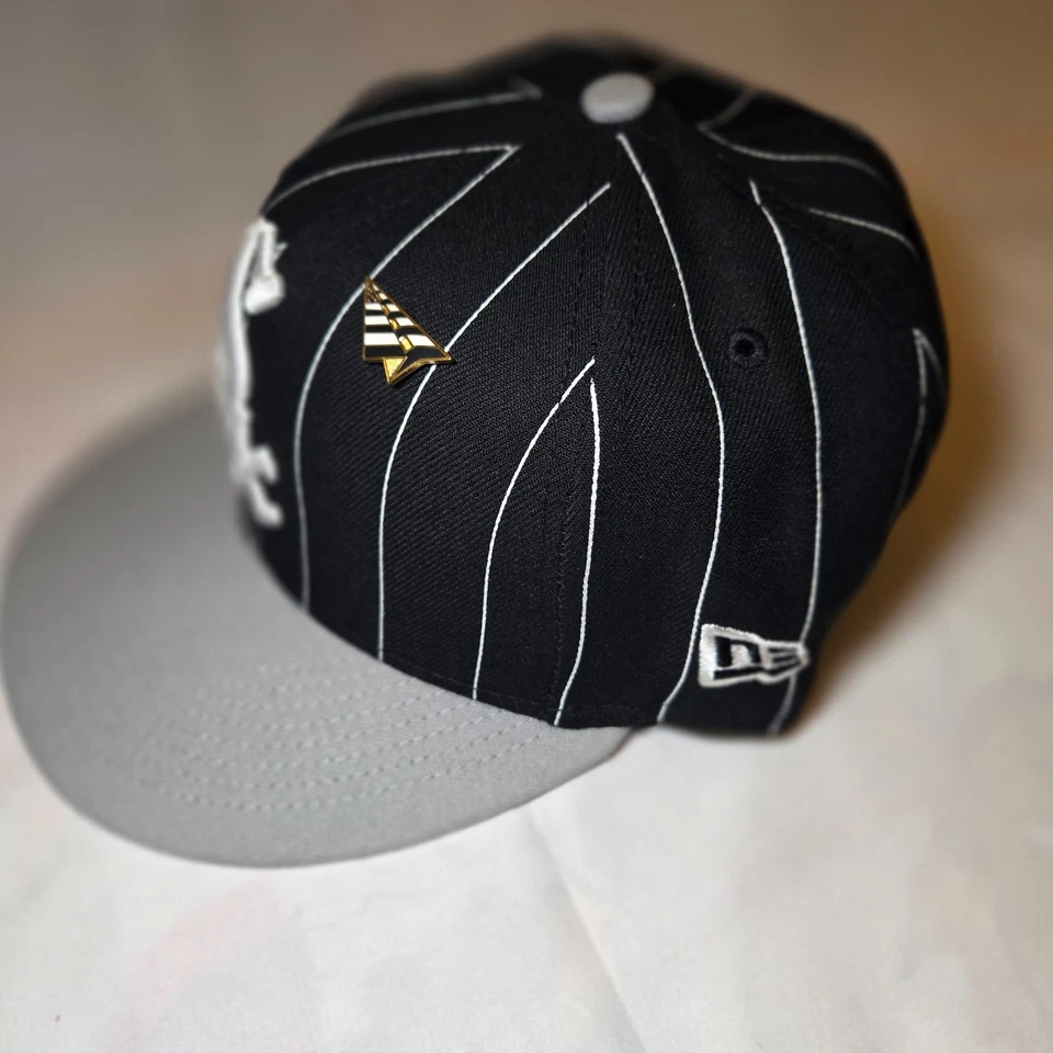New Era 59FIFTY Chicago White Sox Black/Gray Pinstripe Fitted Hat 7 1/4 - Image 3 of 4