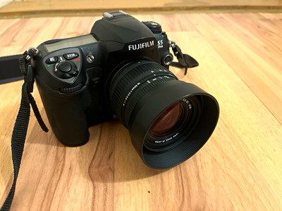 Fujifilm FinePix S5 Pro DSLR 12,3MP Autofokus + Sigma 18-50mm f/3,5-5,6