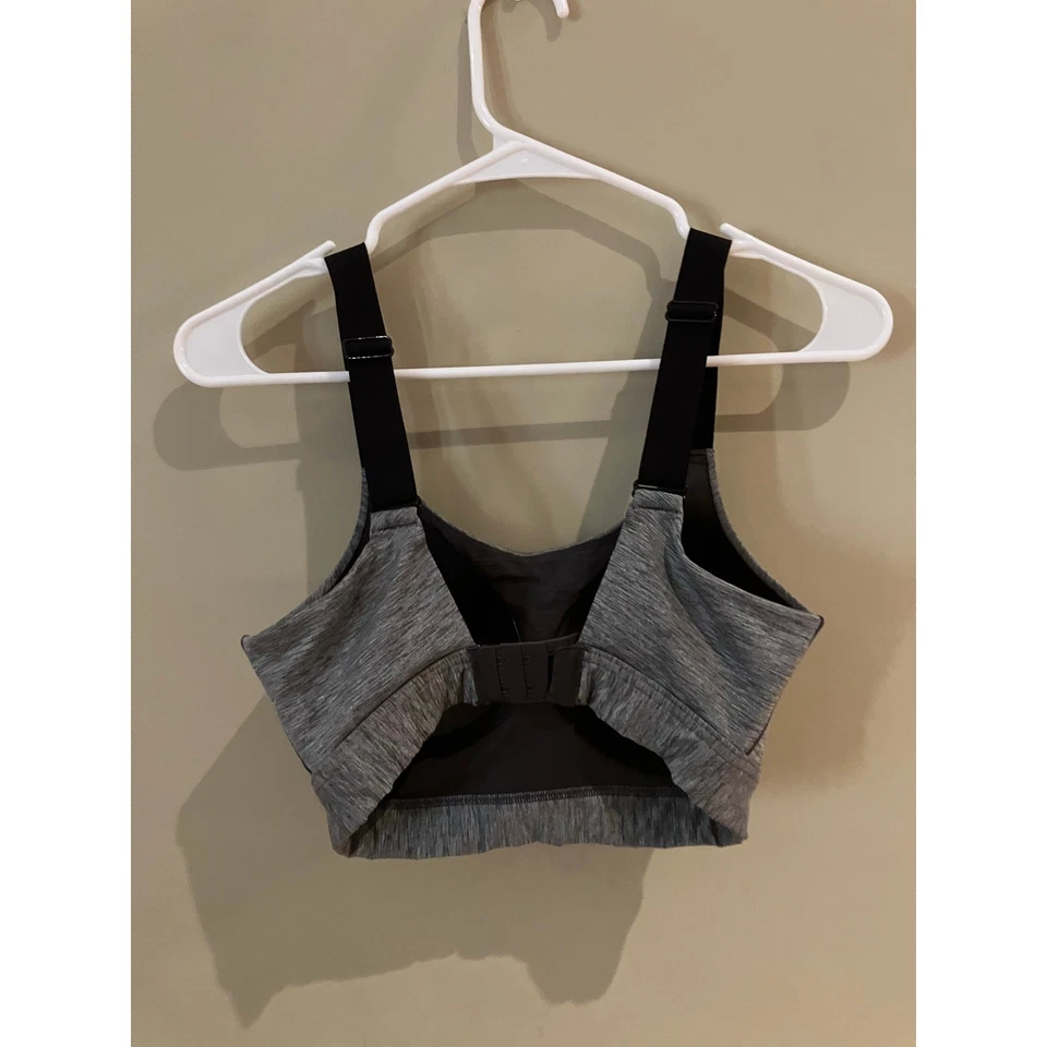  Sujetador deportivo Under Armour gris negro acolchado gancho cremallera trasera talla 32DD sin cables Foto 2 de 4