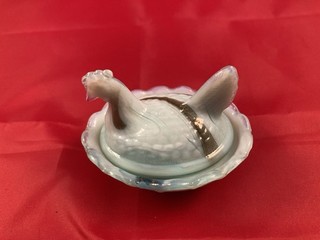VINTAGE BOYD GREEN SLAG GLASS MINI/SALT CELLAR NESTING HEN 2.5'' GLOWS!