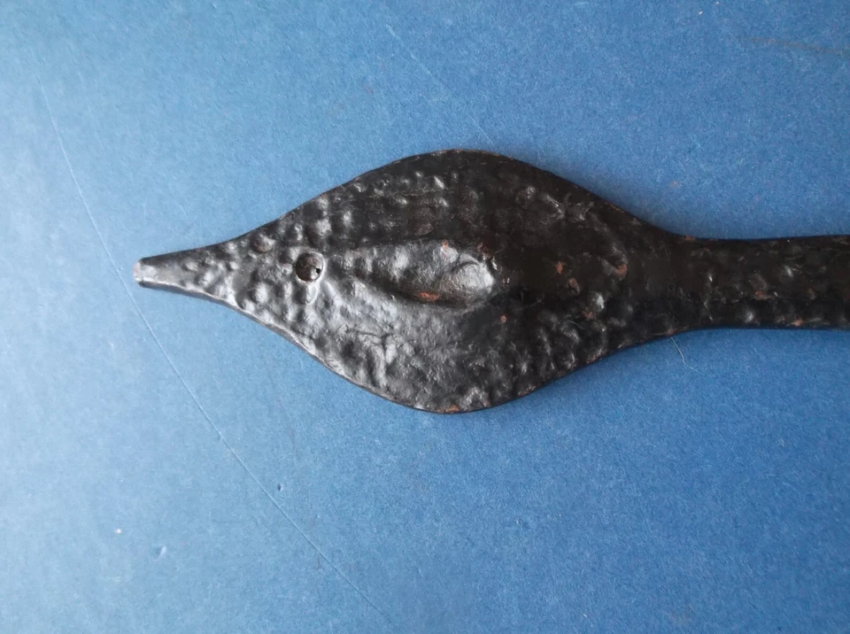 Elegant Edwardian Iron Bracket for door/gate with Hinge 27.4cm long - Image 3 of 4