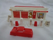 VINTAGE PLASTICVILLE HO SCALE GAS STATION WITH ALL THE ACCESSORIES AND MARKINGS