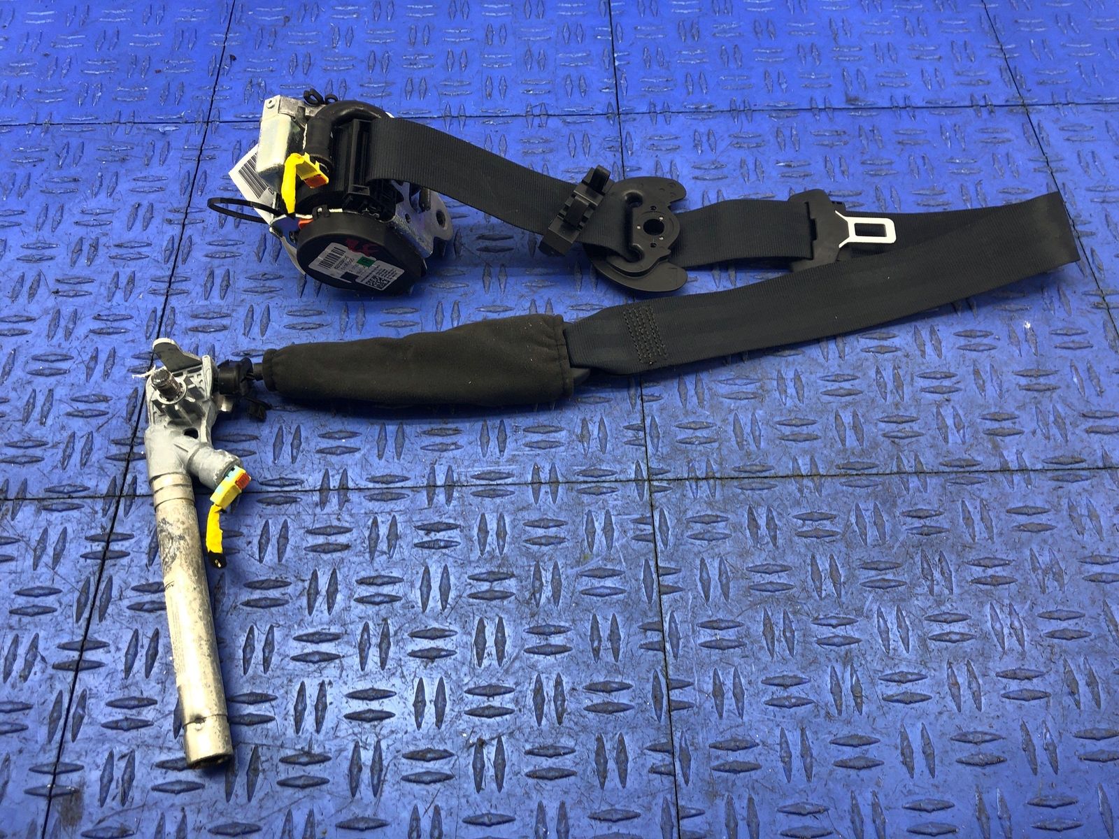 2014-2021 MASERATI QUATTROPORTE FRONT RIGHT SEAT BELT RETRACTOR BLACK OEM 2015