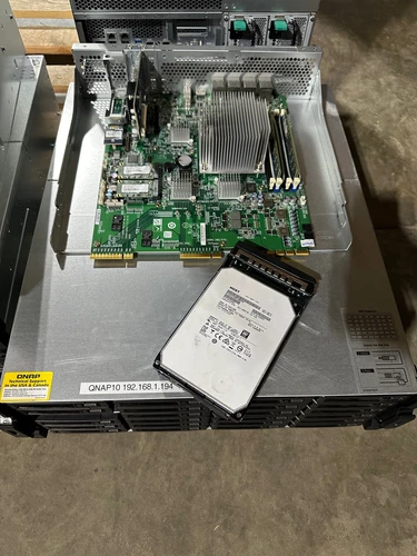 QNAP Server NAS TVS-2480U-SAS-RP 24x 8TB HDD HGST 0F23267 HUH728080ALE600 #4