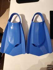 Potente pinna da nuoto corta blu taglia 8-9 UK / 42-43 EU