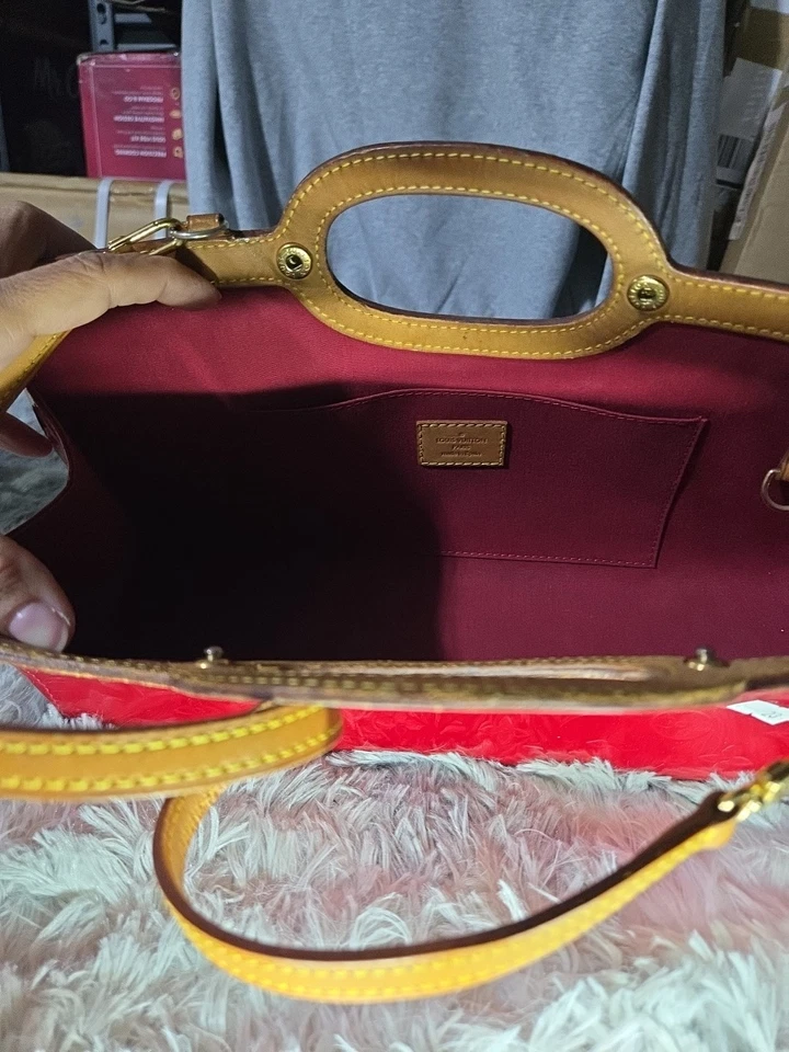 Bolsa de mão Louis Vuitton logotipo esmalte vermelho - Imagem 2 de 4