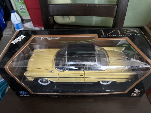 Road Signature 1961 DESOTO ADVENTURER YELLOW 1/18 DIECAST MODEL CAR New - Picture 2 of 4