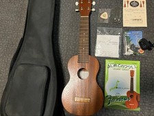 Ukulele FAMOUS UKULELE FS-1G tuner with case