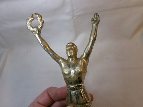 Topper trofeo corona hombre metal tono dorado vintage - Imagen 5 de 5