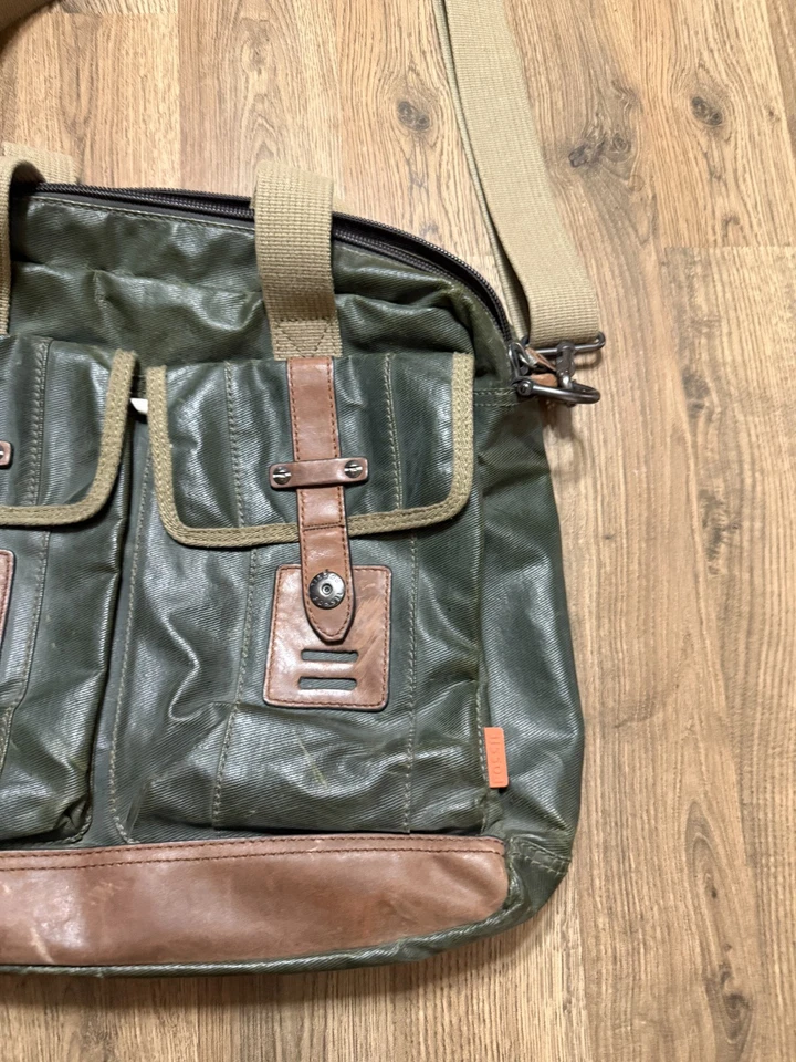 Bolso de viaje de lona encerada verde fósil y cuero marrón con correa acolchada para computadora portátil Foto 4 de 4