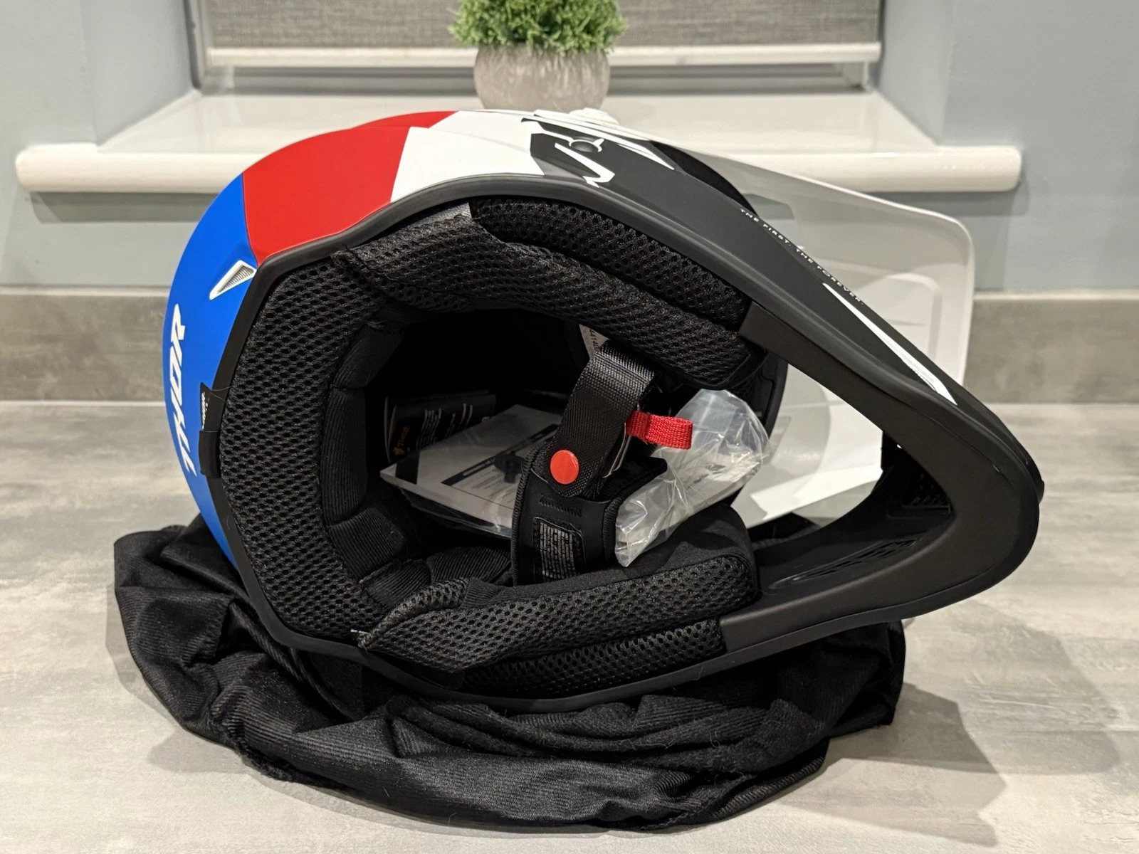 Thor Sector Racer Helmet Matte White Red Blue Adult - Size XS - Brand New Boxed 3