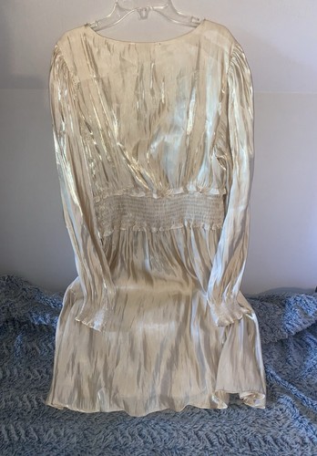 Vestido Umgee Champagne Brillante Sedoso Metálico con Mangas Largas Pequeño Defecto en Fotos - Imagen 8 de 10