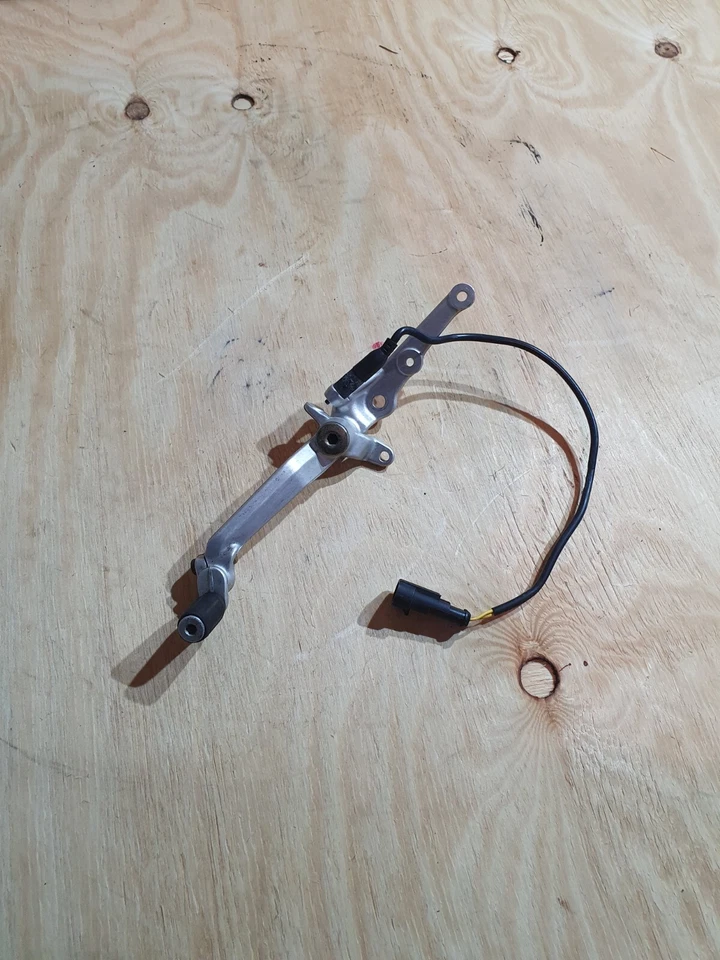 MV-AGUSTA BRUTALE 750 CRC 2007 CONJUNTO DE PALANCA DE PEDAL DE FRENO TRASERO Foto 3 de 4