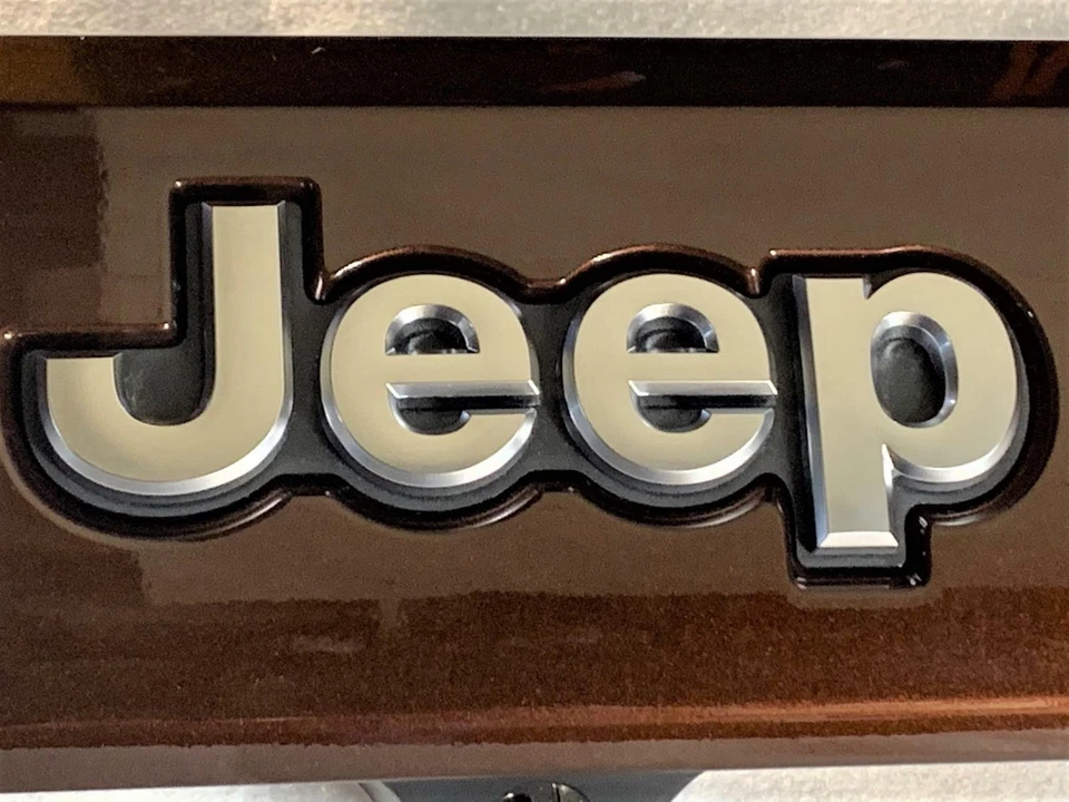 Aplique de lâmpada de licença 5SF01KEPAA MOPAR para Jeep Grand Cherokee Auburn Pearl 2015 - Imagem 2 de 4