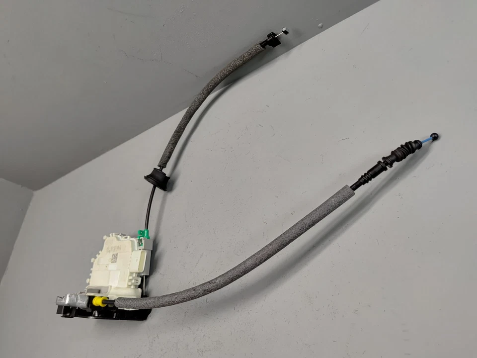 Actuador de bloqueo de puerta de pasajero delantero OEM para Audi A5 Quattro 2018-2024 Foto 2 de 4