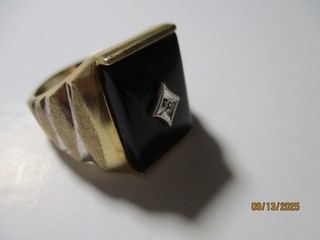 anello uomo oro 10 kt onice nera e un anello donna oro 14 kt 1/10 carati diamanti