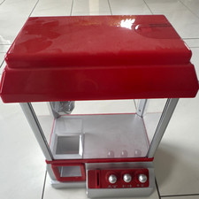 Kleiner roter Warenautomat/Greifautomat mit Tasten, transparent
