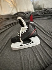 bought them for my son for his hockey practice and quit, size 3, worn twice.