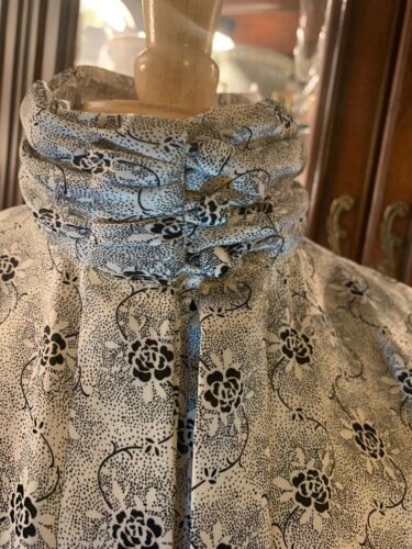 TESS SEIDIGES TOP SATIN BLUSE Hemd VINTAGE hoher Kragen PARIS MILANO elegant 1970 - Bild 3 von 12