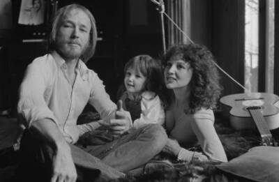 Mike Sarne with his wife Tanya and their daughter Claudia 1973 OLD PHOTO