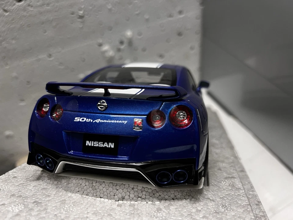 Nissan GT-R (R35) 50th Anniversary Blue MotorHelix 1/18 - Immagine 4 di 4