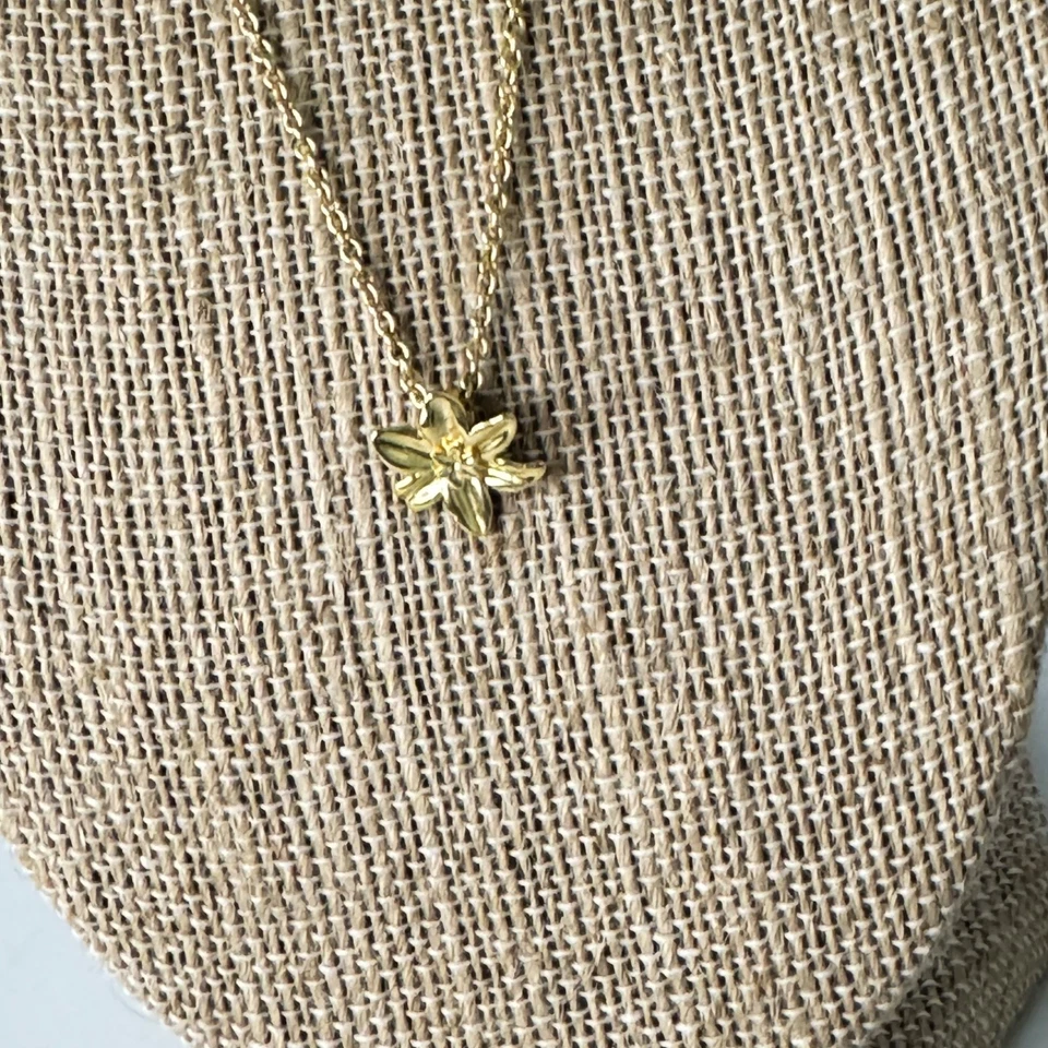 Colar pingente de flor Madewell tom dourado - Imagem 4 de 4