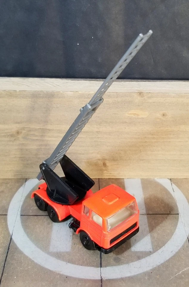 EFSI CAMION POMPIERI MERCEDES ARANCIONE CON SCALA MADE IN HOLLAND 1973 1^ SERIE - Immagine 2 di 4