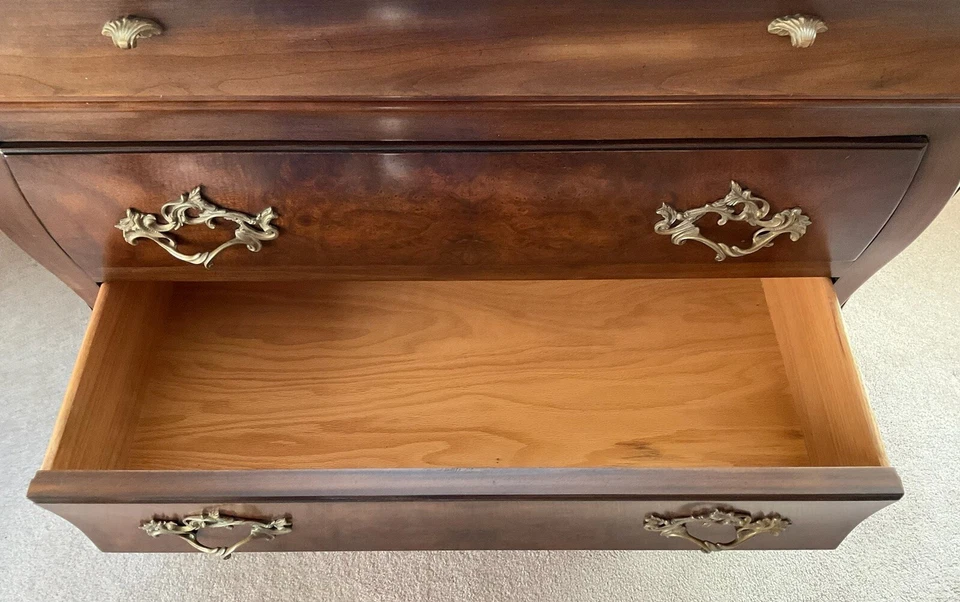 Cómoda de 3 cajones de nogal burl Luis XVI muebles Karges años 60 Foto 3 de 4