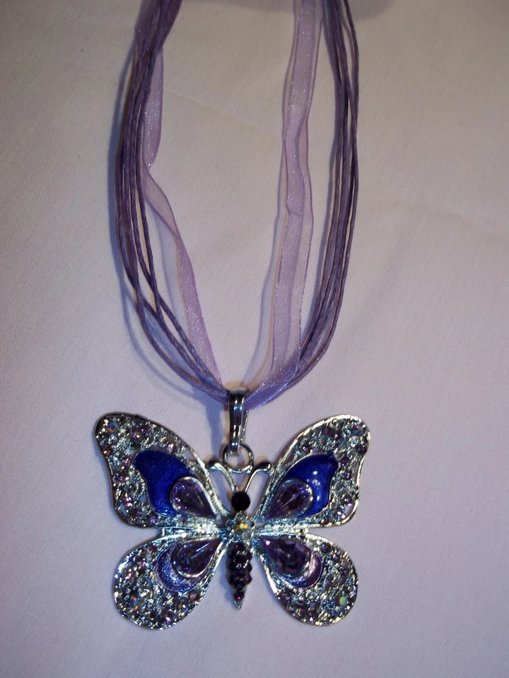 Colgante de mariposa grande de diamantes de imitación PÚRPURA en collar de cinta PÚRPURA de 17 pulgadas J-242 Foto 3 de 4