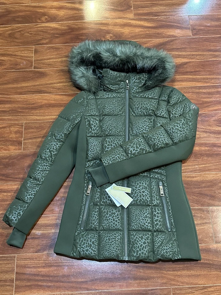 全新带标签 260 美元 Michael Kors 绿色豹纹 Puffer 夹克 尺寸 XS — 第 3/4 张图片