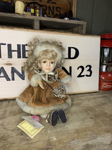 Bambola di porcellana carica da collezione Tiffany scelta bella bambina suona musica - Foto 20 di 21