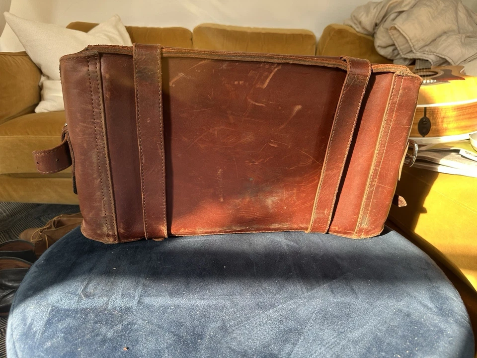 Bolso de Lona con Bolsillo Lateral de Cuero Saddleback en Castaño Foto 2 de 4