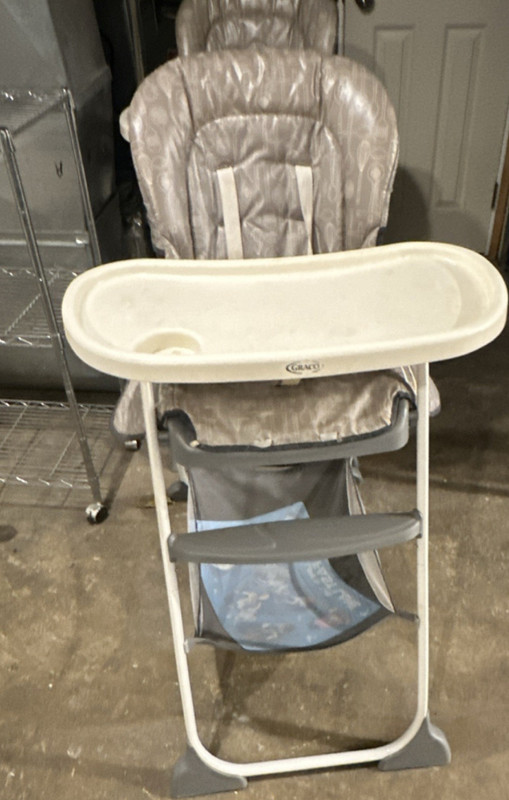 Graco Baby High Chair w/ Removable Tray, Gray & White Color Combination