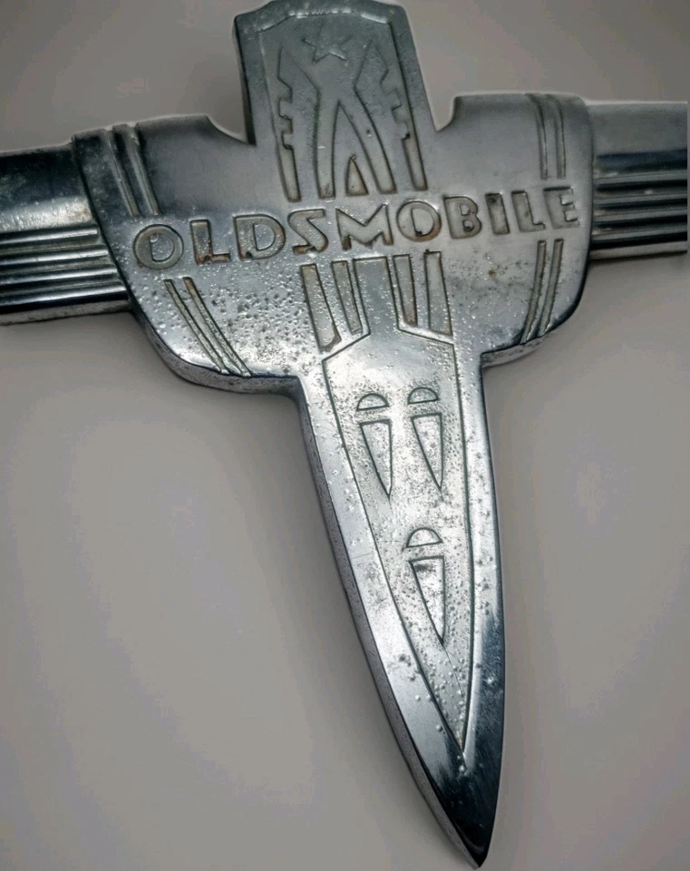 Raro Antiguo Oldsmobile Grill Logo 13" X 6" Foto 2 de 4