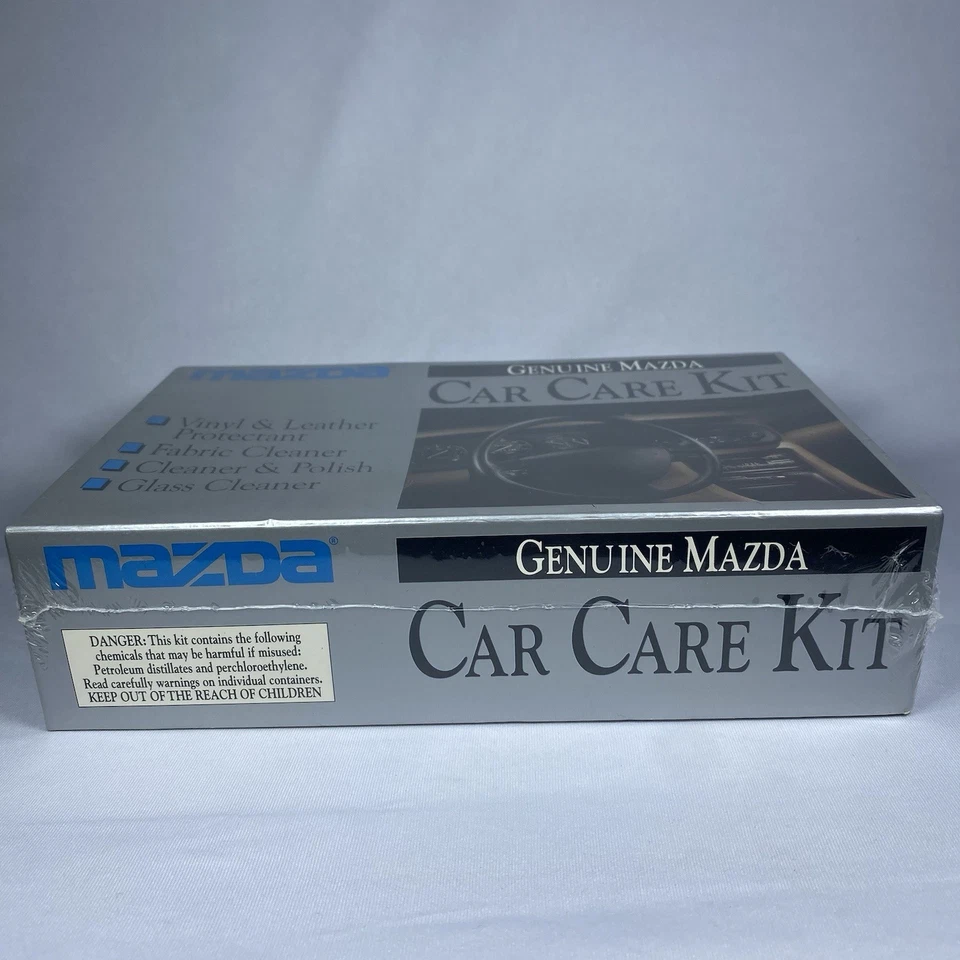Kit de cuidados de carro Mazda genuíno vintage lacrado • Limpadores de vidro de tecido de couro vinil - Imagem 2 de 4