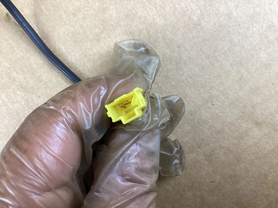 Mercedes-Benz C300 2008-2014 hebilla de cinturón de seguridad del lado del pasajero delantero derecho OEM Foto 2 de 4