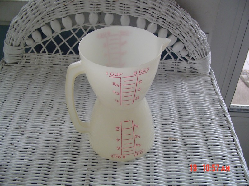 Vtg Tupperware Double Measuring Cup 8 oz Wet/Dry 2 Sided Hourglass Red Letter
