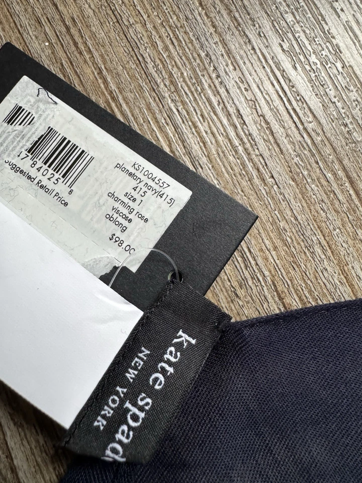 Kate Spade New York Encantadora Bufanda Oblonga Rosa - Rojo Floral - 6 pies x 28 pulgadas - Nueva con Etiquetas Foto 2 de 4