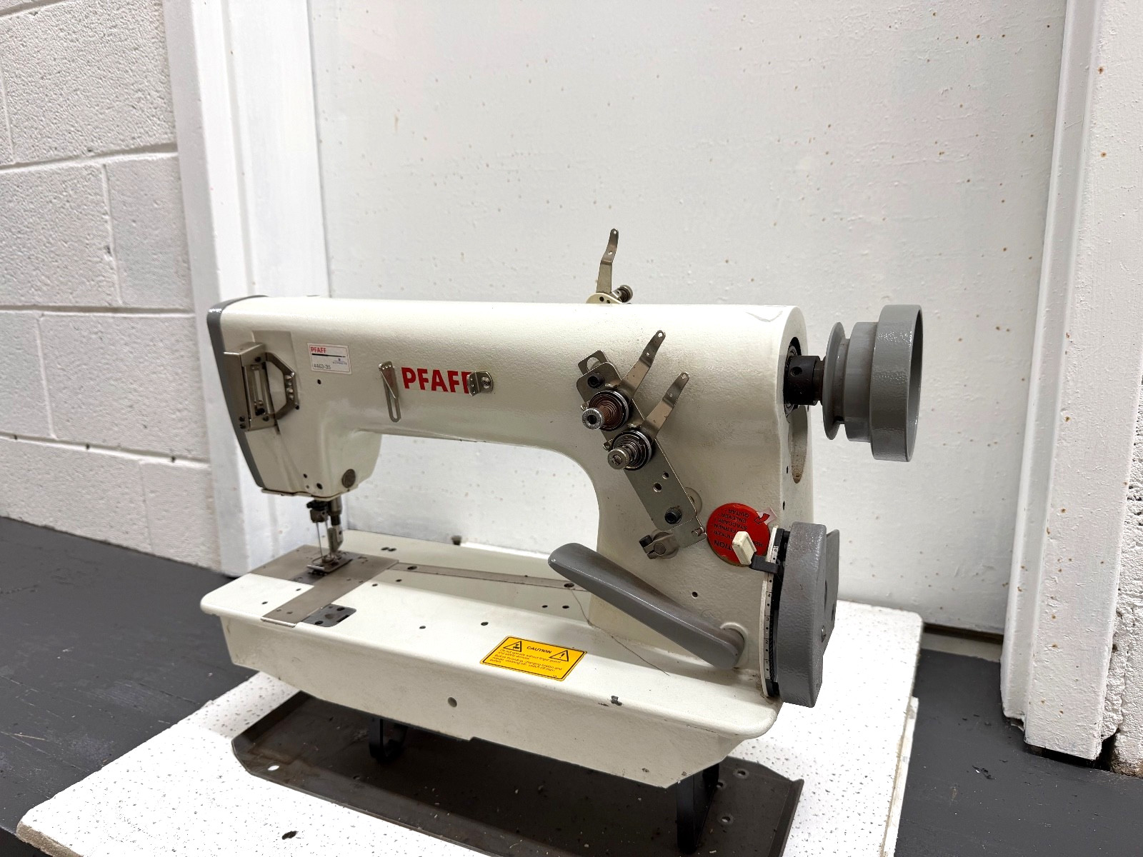 PFAFF 5483  2 NEEDLE  1/4" CHAINSTITCH W/ REVERSE INDUSTRIAL SEWING MACHINE