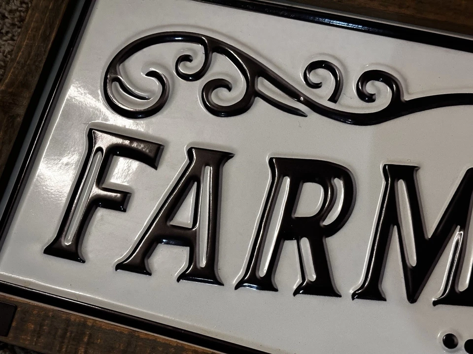 Letrero de metal rústico de granja con marco de madera Foto 2 de 4