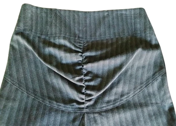 Wet Seal ladies gray striped skirt size 11 gathered in the back side zipper - Image 3 of 4